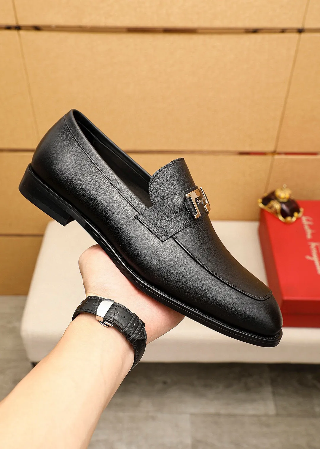 Men's shoes 💰460 💐 Product trademark: Ferragamo "Ferragamo" casual leather shoes Regular size: 38-44 (45.46🉑️customized) Product materials: Selected imported first-layer calfskin upper + luxury hardware buckle, imported water-dyed cowhide leather lining. Strong three-dimensional visual effect, original rubber outsole Color: 2⃣️colors available